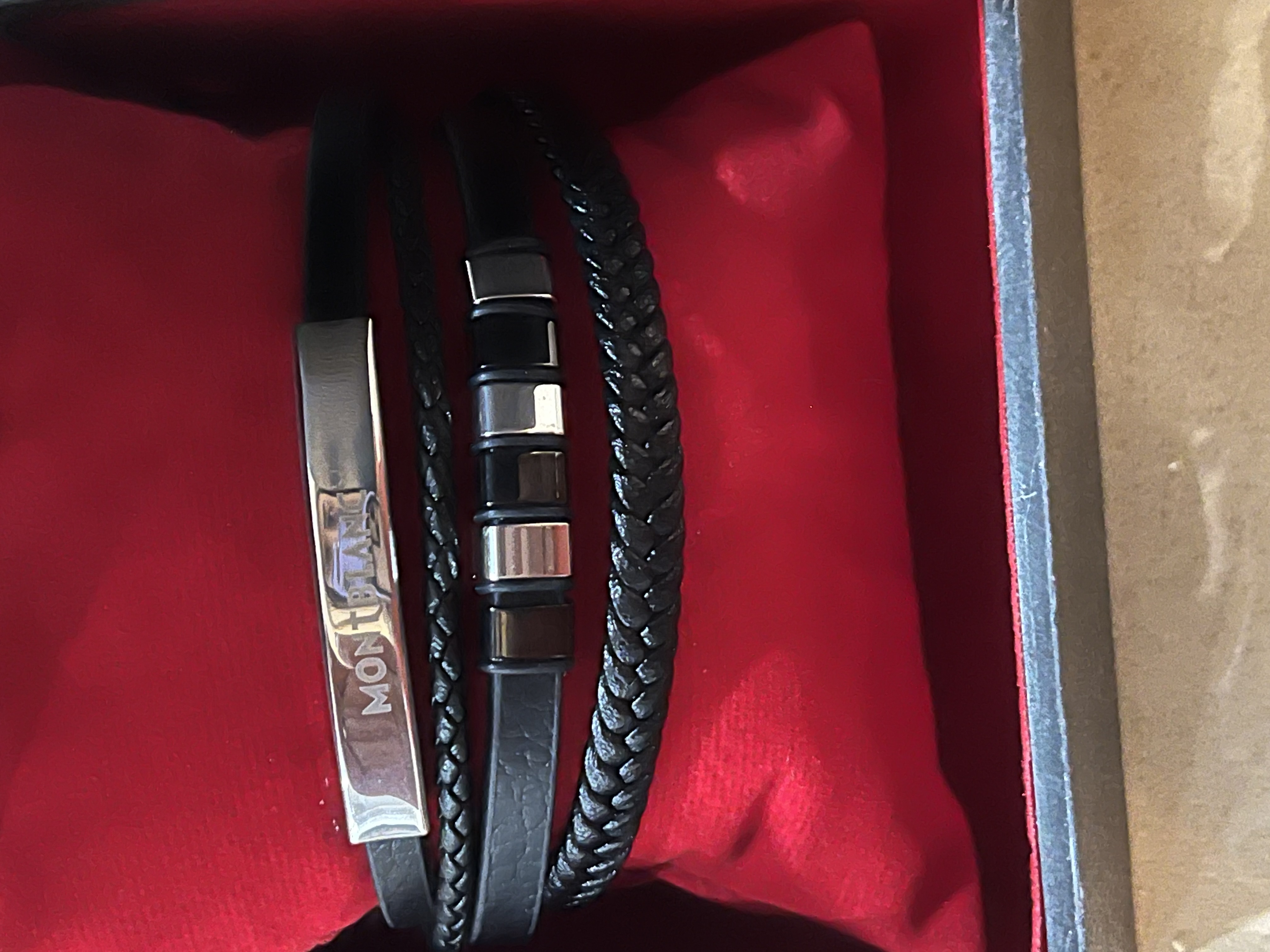 دستبند چرمی مردانه montblanc      چهار لاین کد ۶۵۴۷